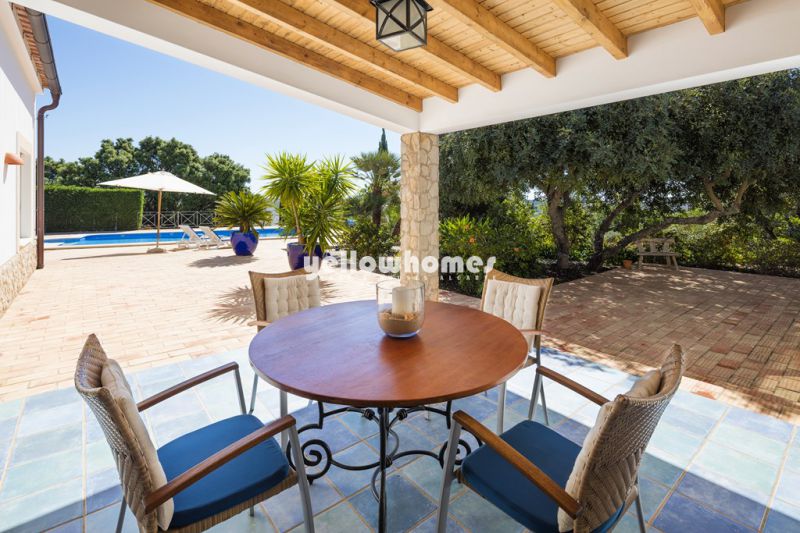 Moradia V2+1 com piscina numa localização tranquila perto da Mexilhoeira Grande